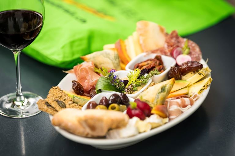 FoodTrail Seeland - Kulinarische Köstlichkeiten aus der Region Regionale Spezialitäten auf einem Teller beim FoodTrail Seeland