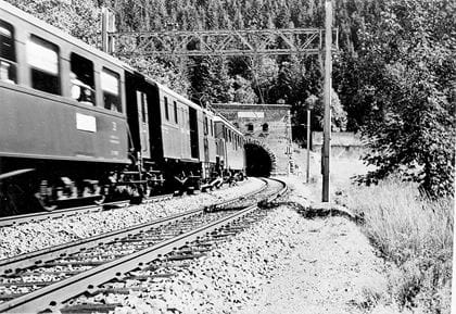 Einfahrt ins Nordportal des Lötschbergtunnels bei Kandersteg