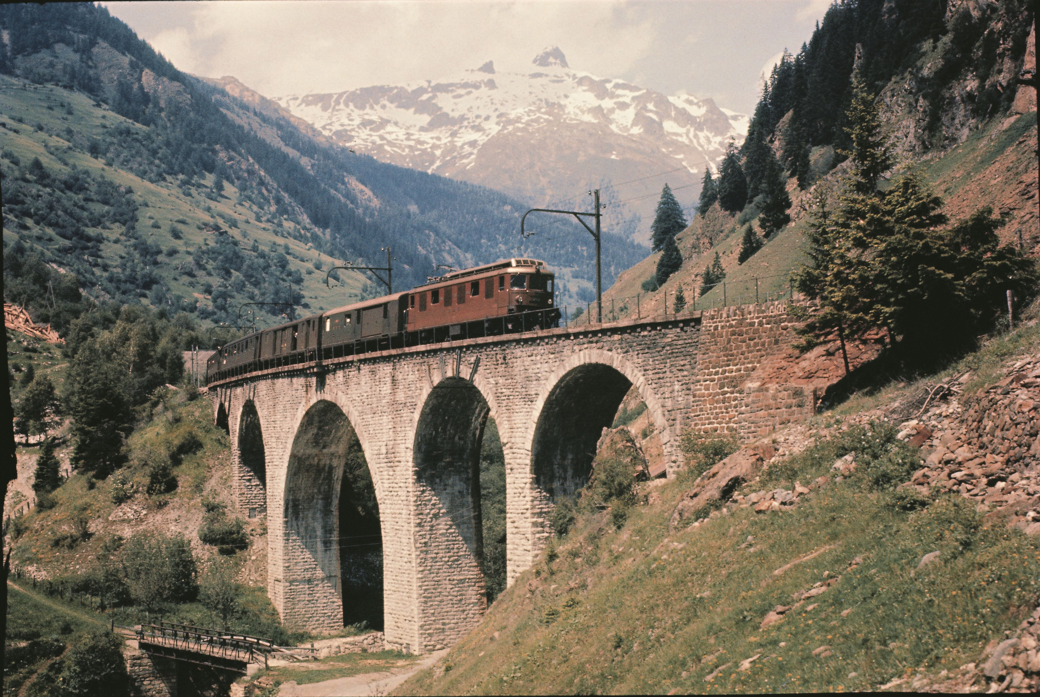 Archiv BLS_Personenzug mit Re 425 auf dem Lonza Viadukt bei Goppenstein