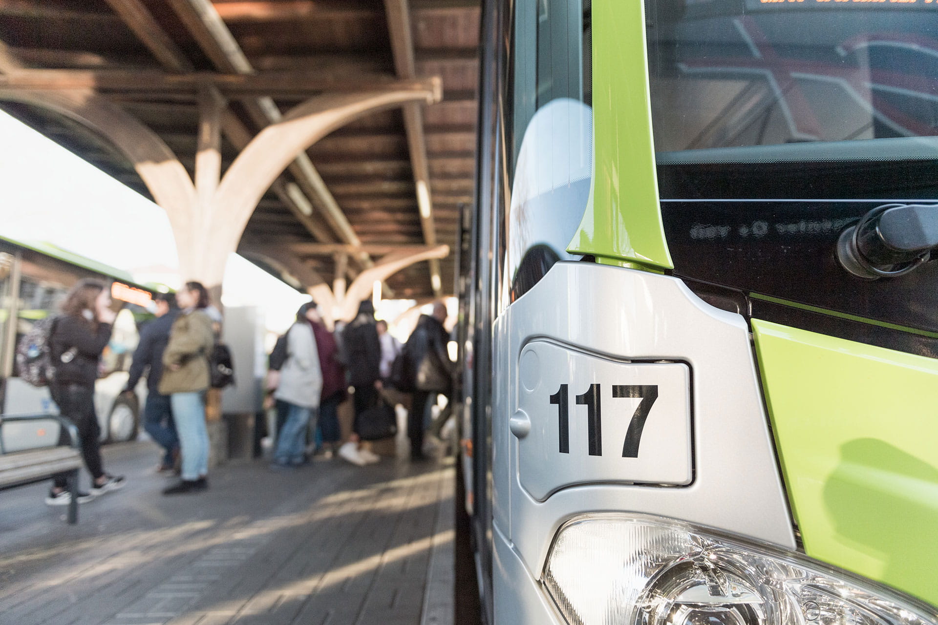 Menschen am Busbahnhof Burgdorf im Winter