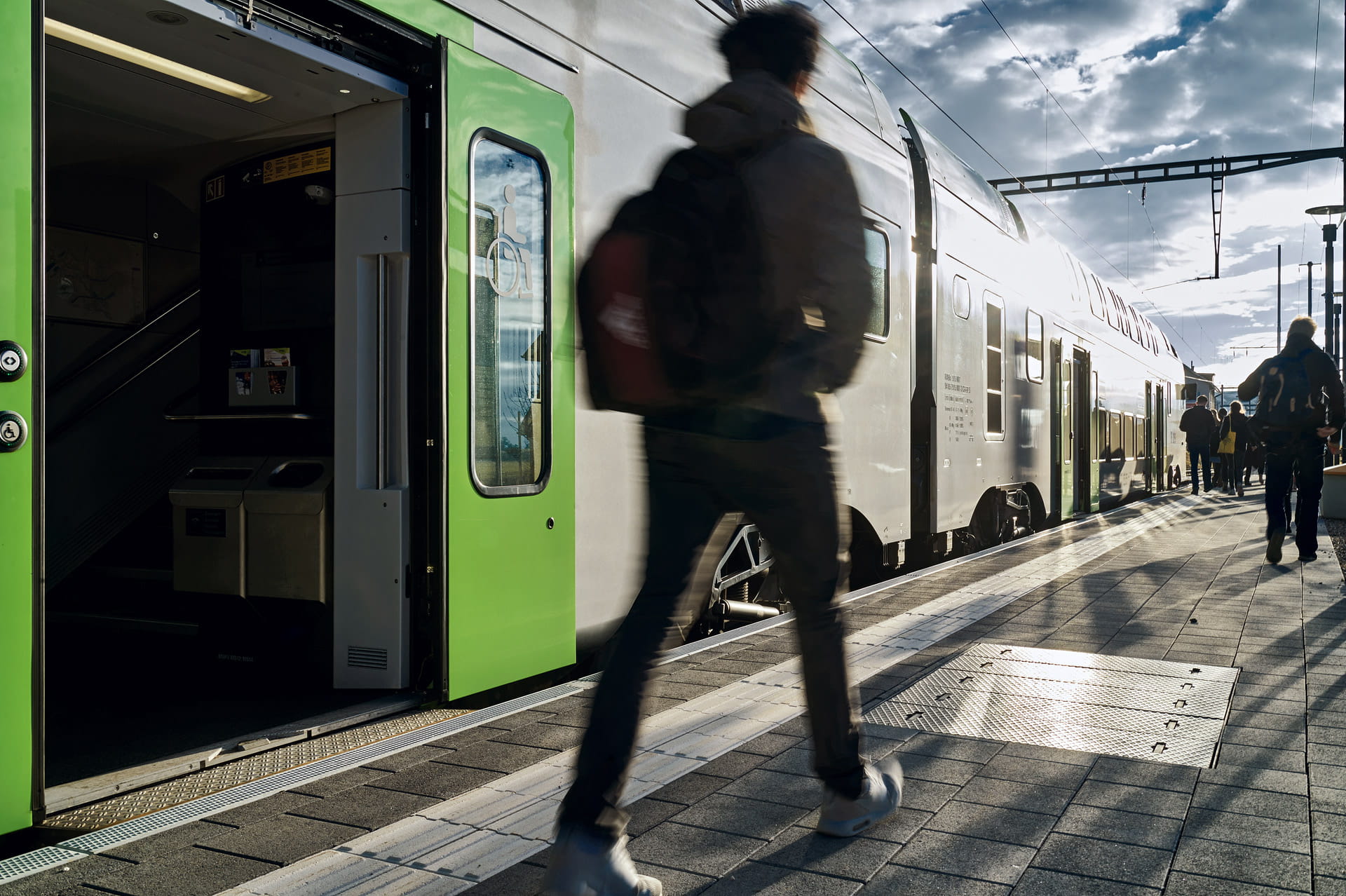 RABe 515 "Mutz" am Perron in Mittelhäusern