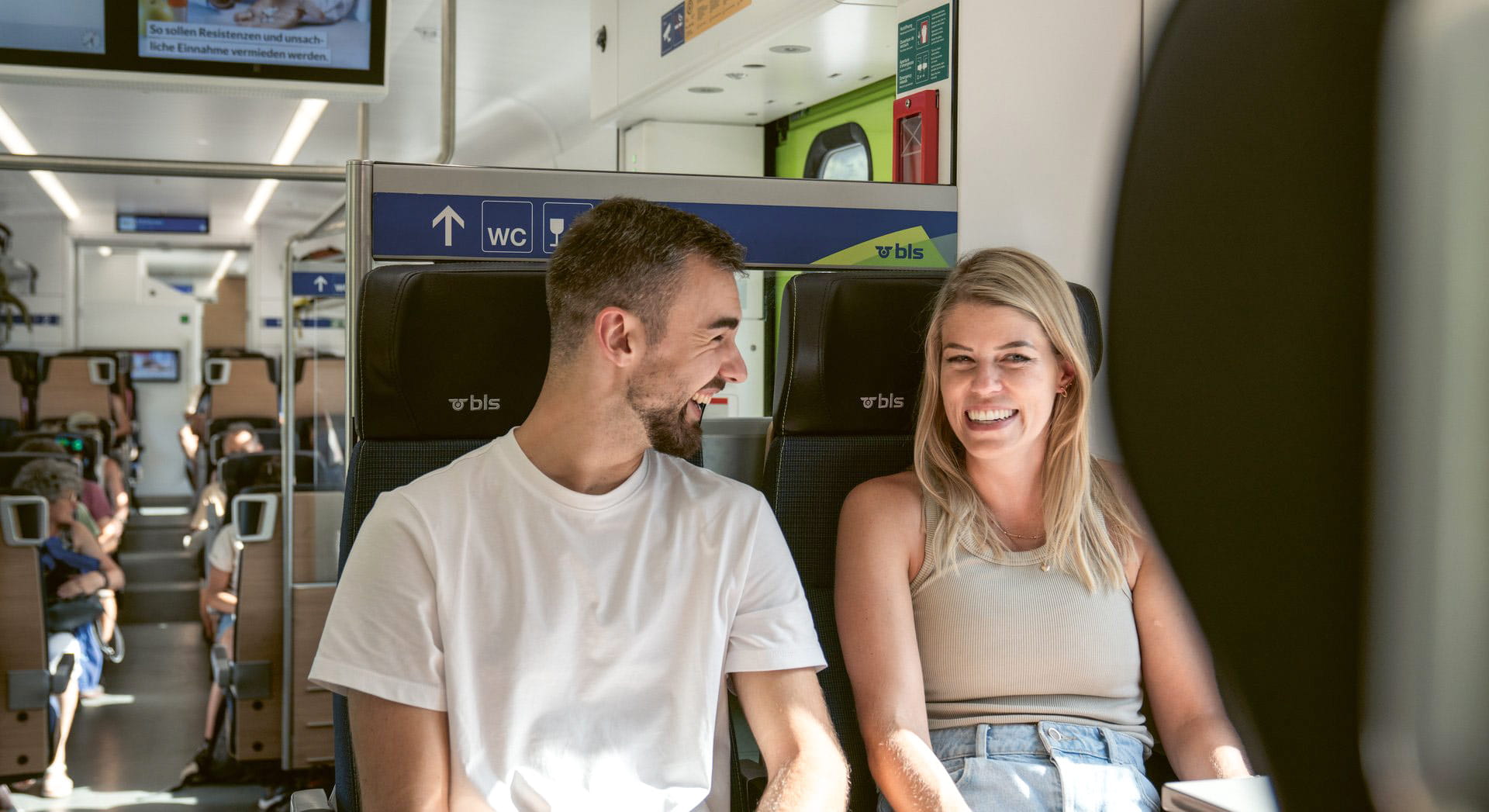 Pärchen unterwegs im Zug