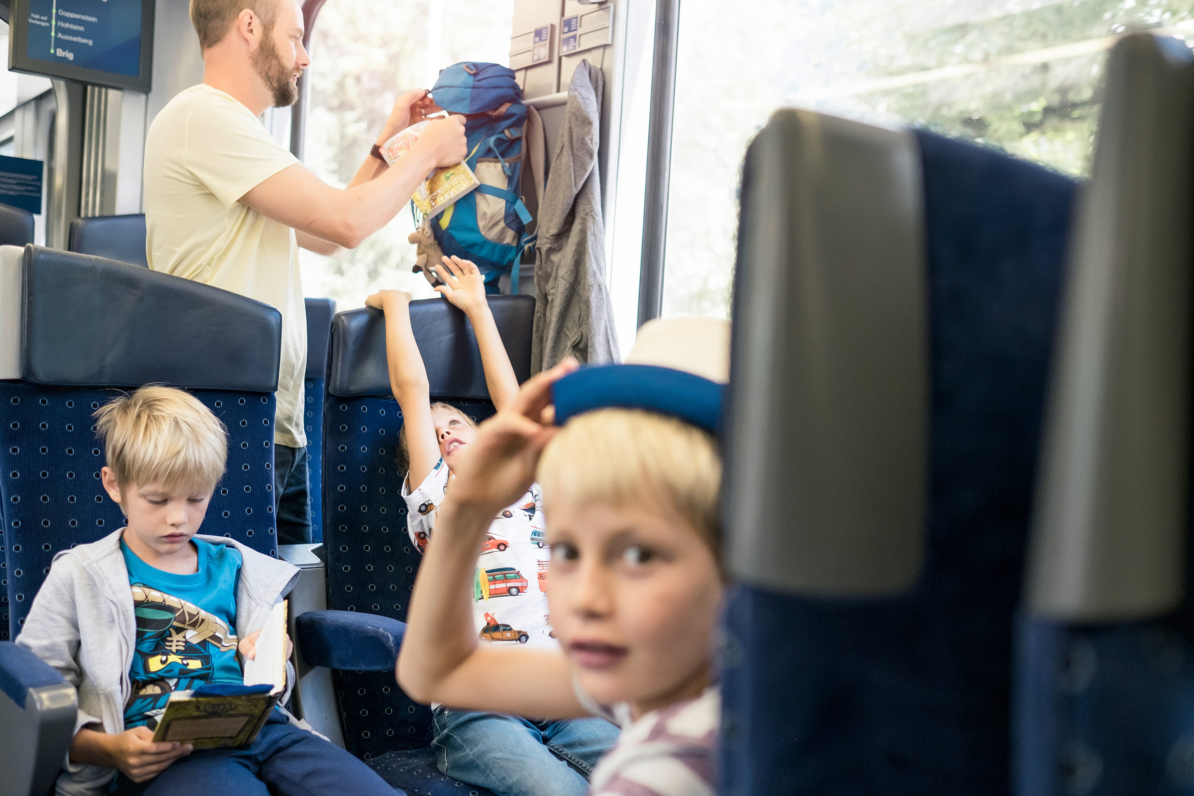 Familie unterwegs im Lötschberger