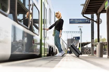 Mann unterwegs im Lötschberger geniesst die Aussicht