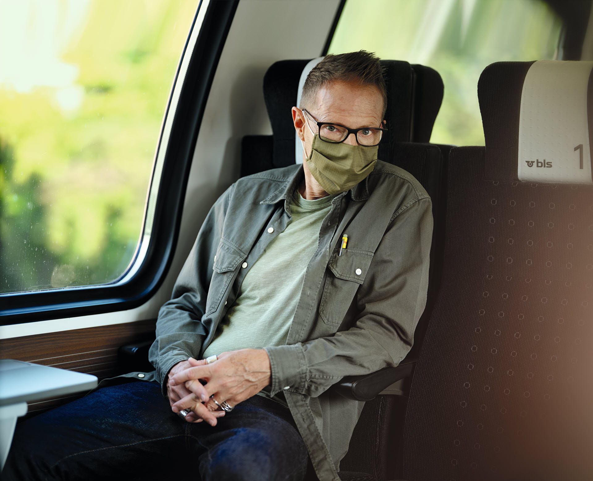 Bänz Friedli unterwegs im BLS-Zug