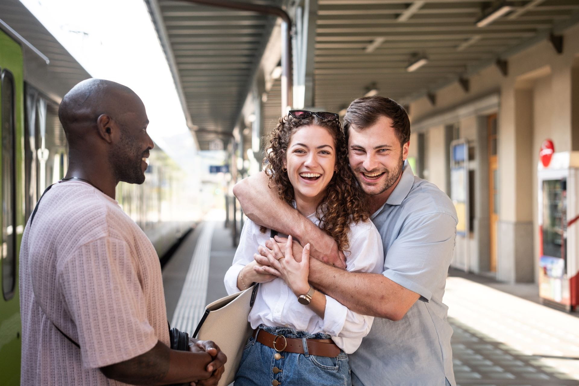 Jugendliche am Bahnhof