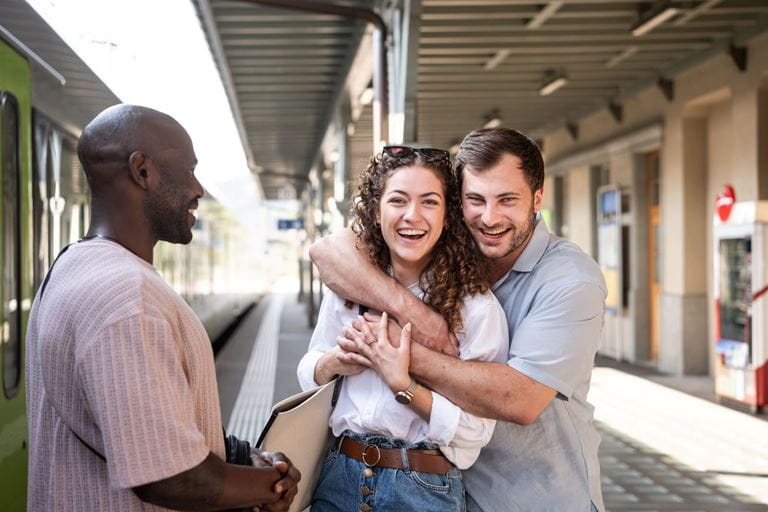 Jugendliche am Bahnhof
