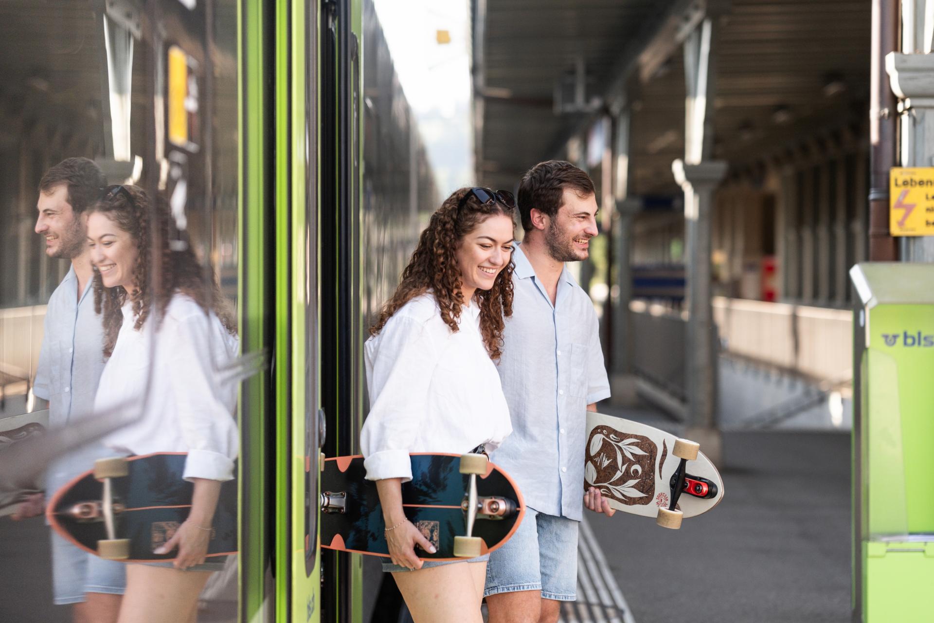 Junges Paar steigt aus dem Zug