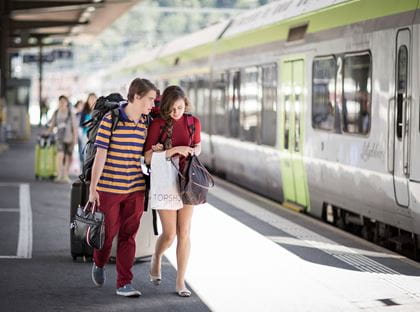 Ferienreisende am Bahnhof