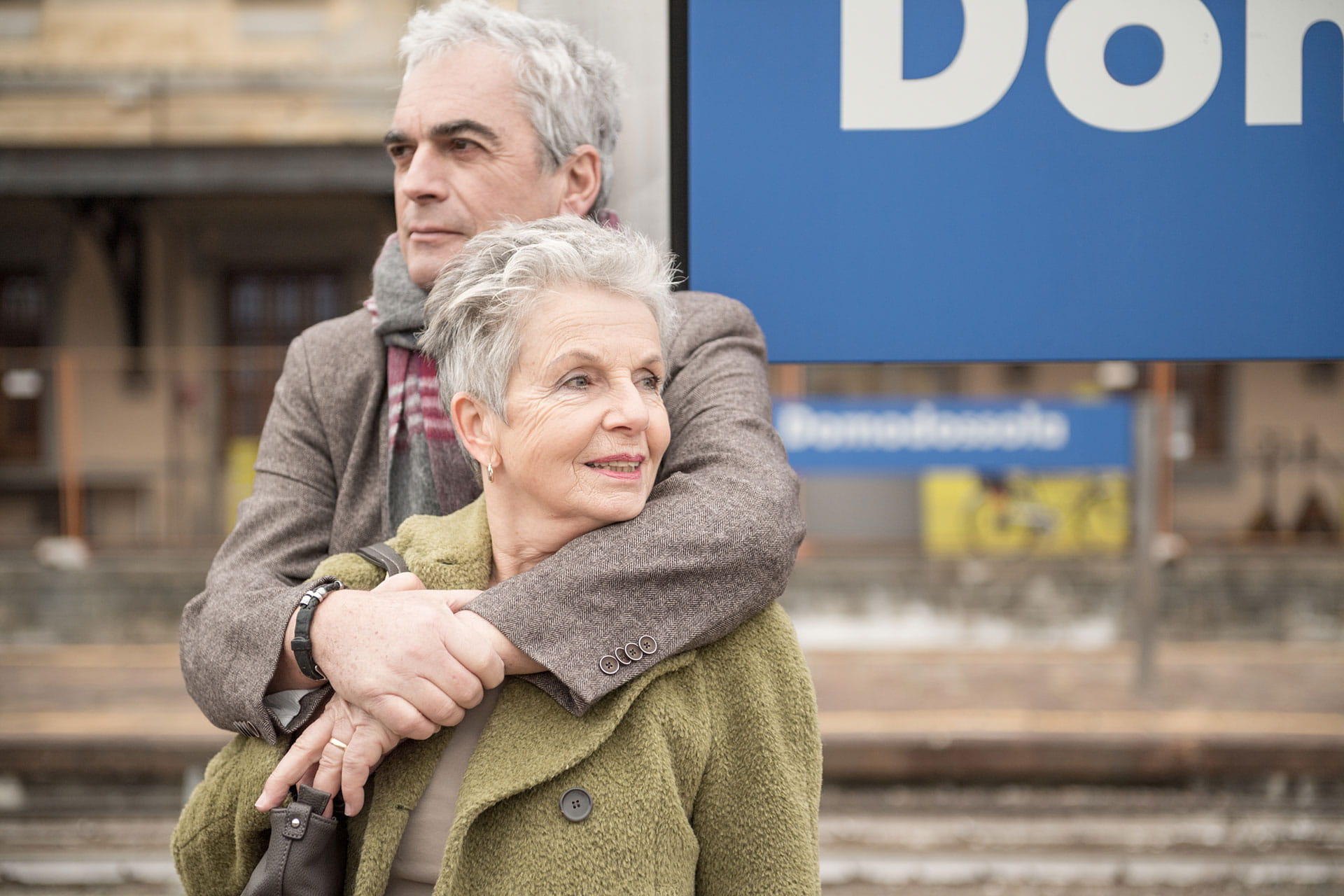 älteres Paar am Bahnhof Domodossola