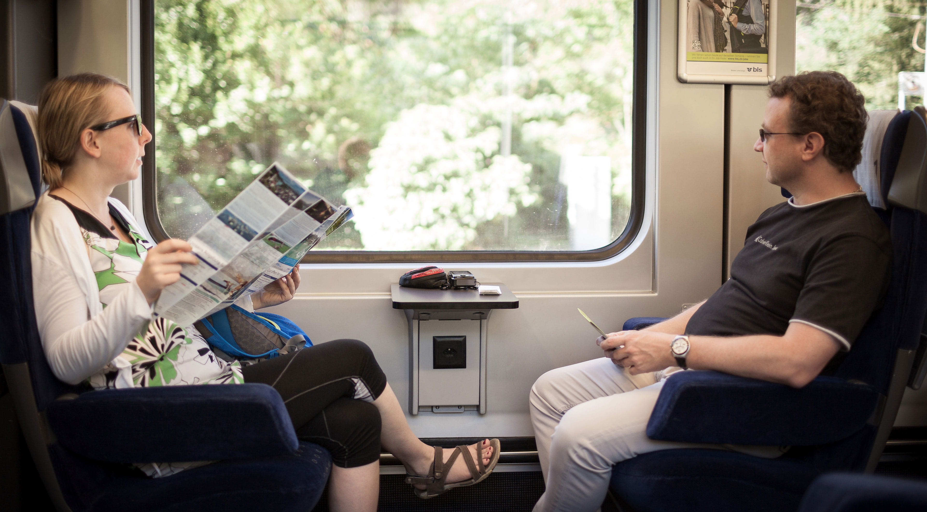 Reisende unterwegs im Zug