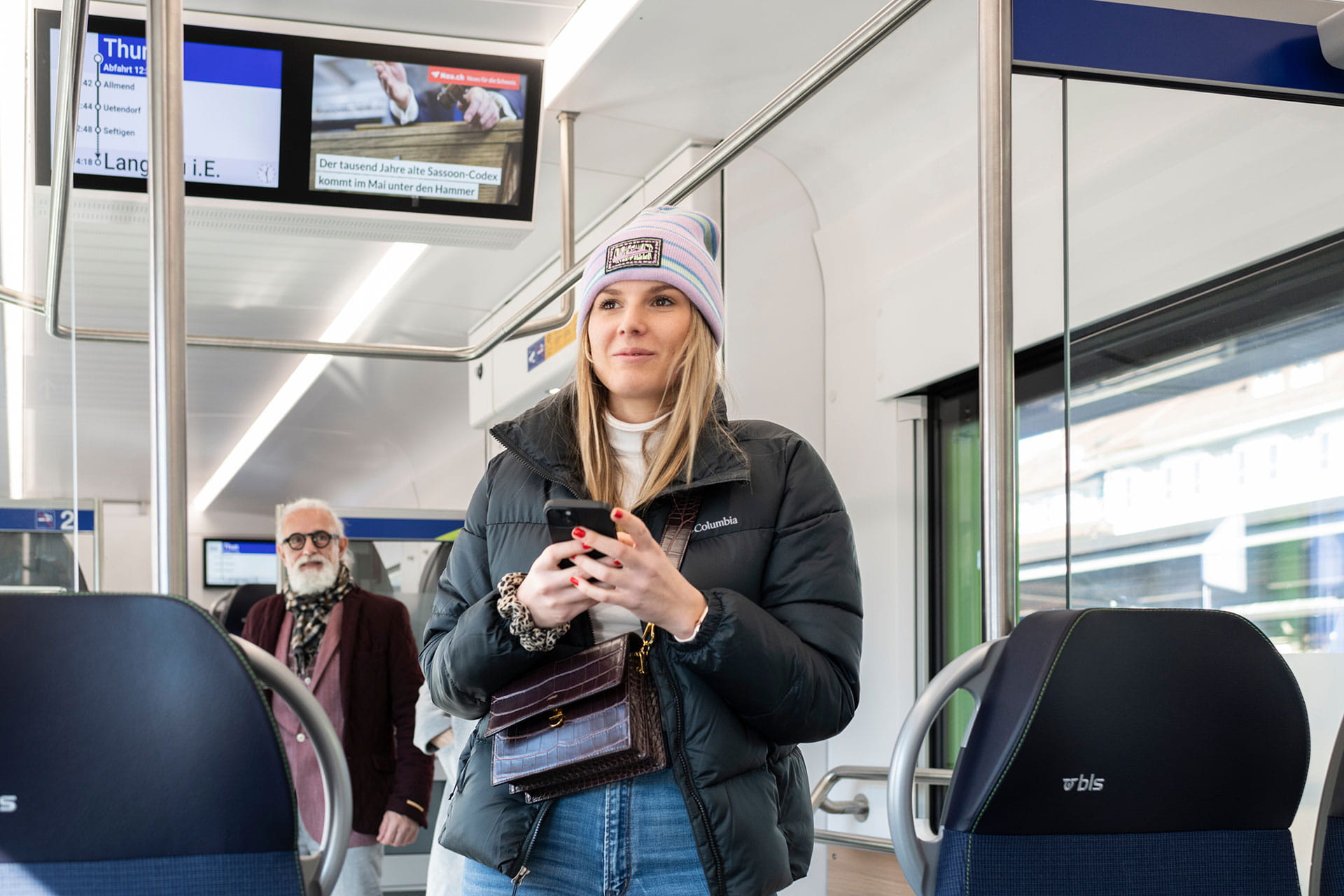 Frau am Billetautomat