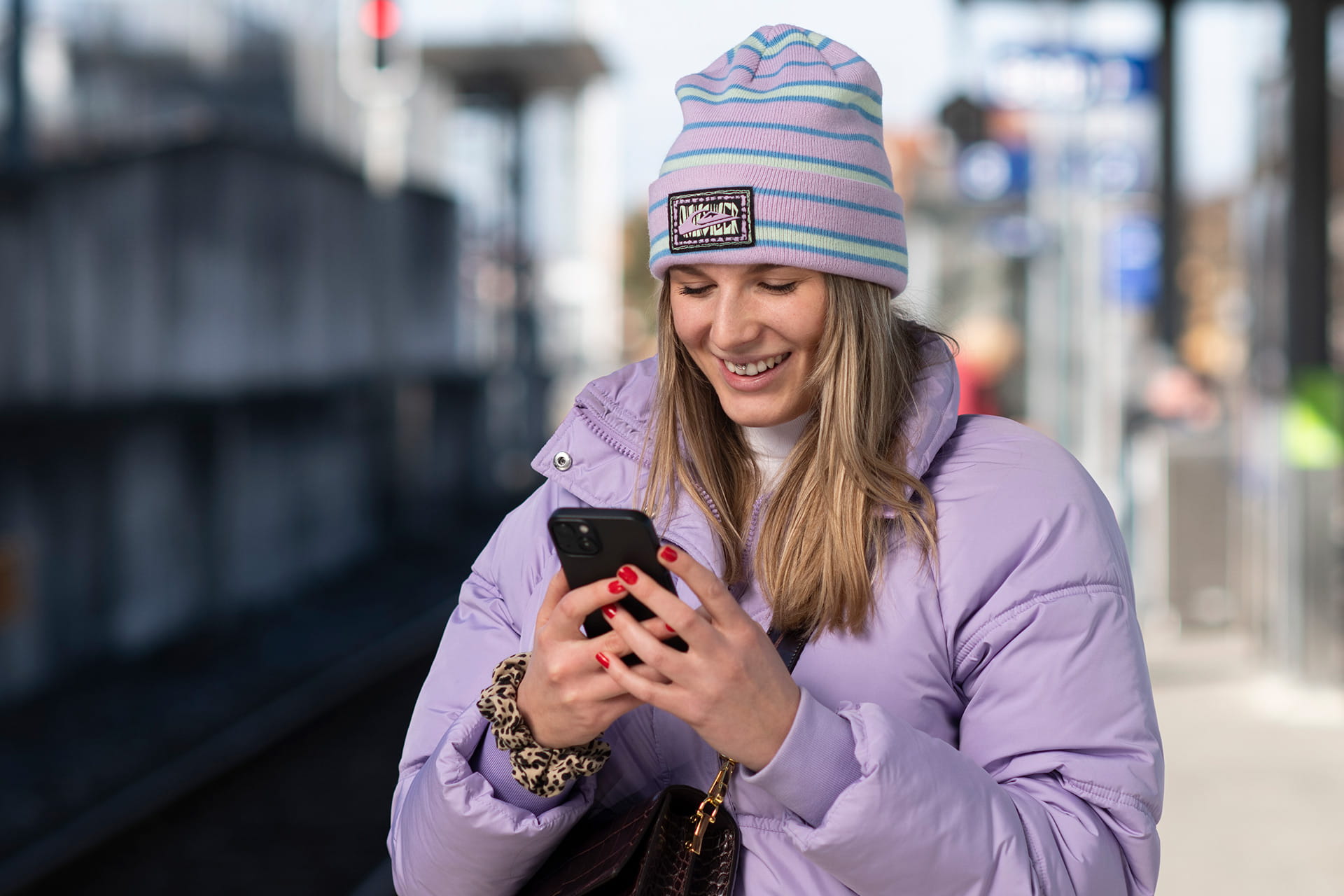 Frau löst ihr Ticket über die App BLS Mobil