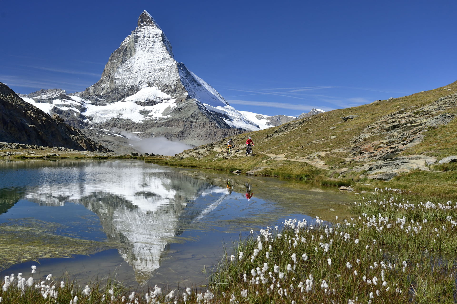 Mit der ErlebnisCard geniessen Sie freie Fahrt auf 728 km Bahn- und Busstrecken. Wie wär's zum Beispiel mit einem Ausflug zum Riffelsee bei Zermatt?