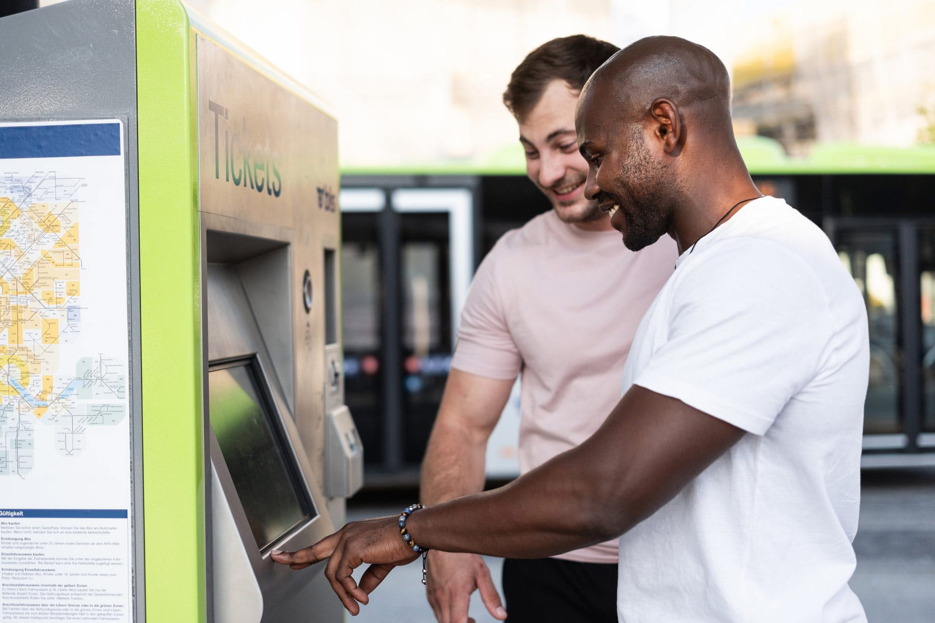 Zwei Männer am BLS-Billettautomaten