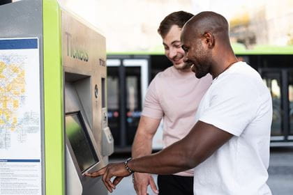 Ganz einfach zu Ihrem Fahrausweis - der BLS-Billettautomat Zwei Männer am BLS-Billettautomaten