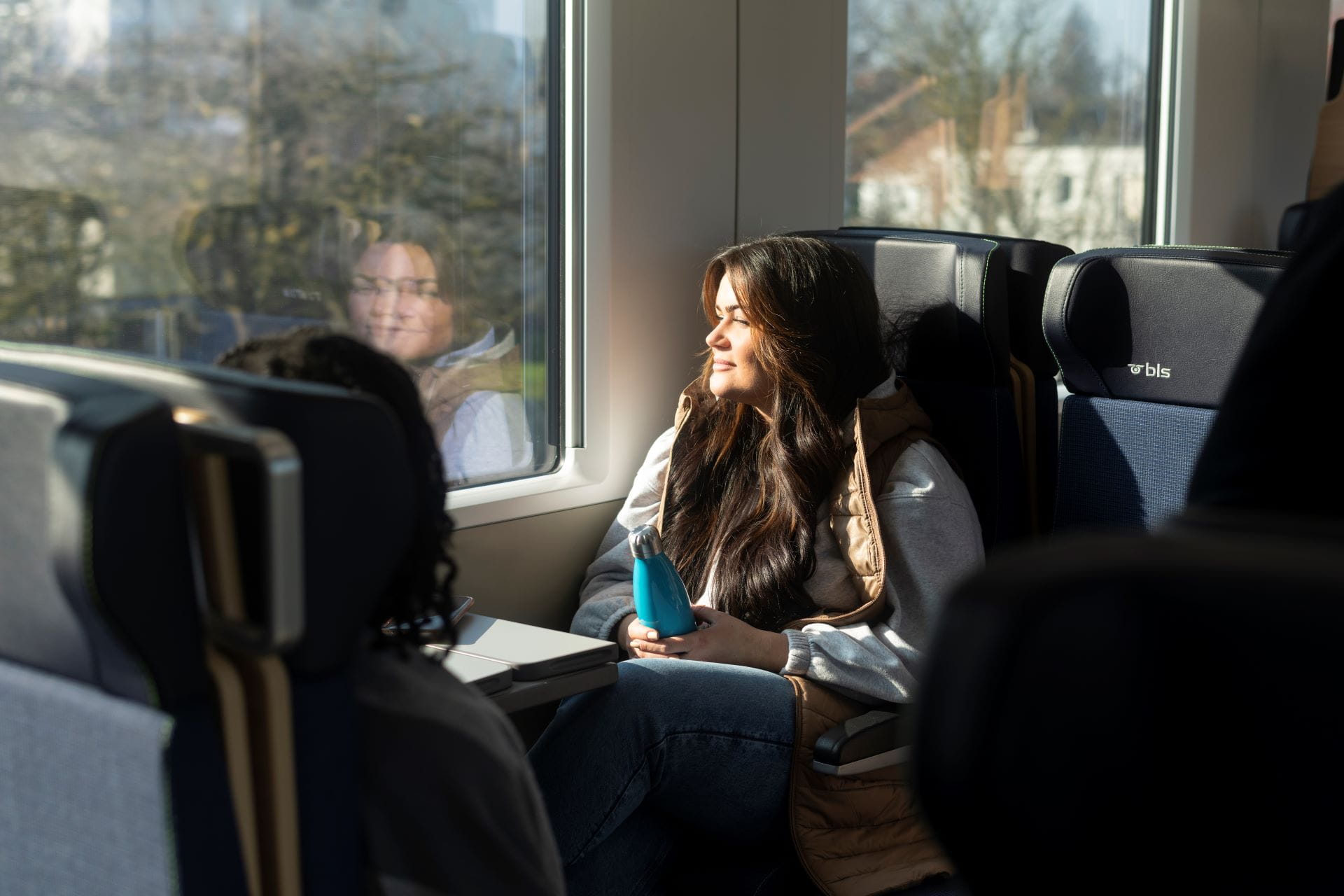 Mann mit Swisspass im Zug