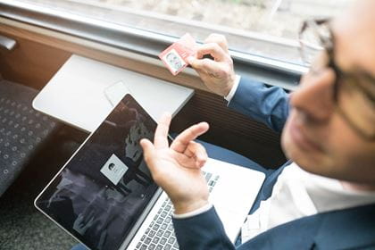 Mann mit Swisspass im Zug Mann mit Swisspass im Zug