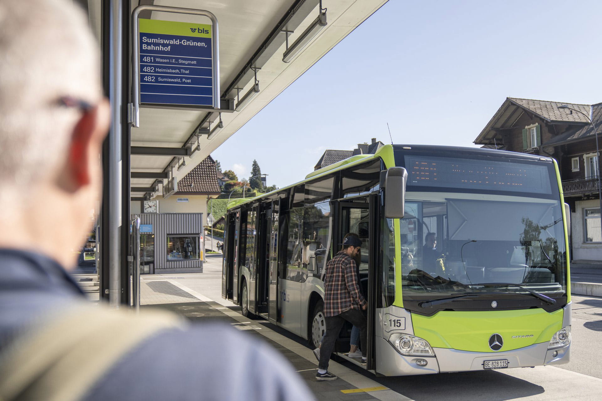 BLS-Bus im Bahnhof Sumiswald-Grünen