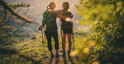 Wandern einfach gemacht mit den Wandertickets Zwei Frauen auf einer Wanderung