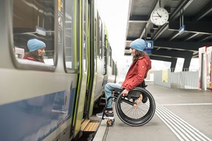 Rollstuhlfahrerin steigt in Zug ein
