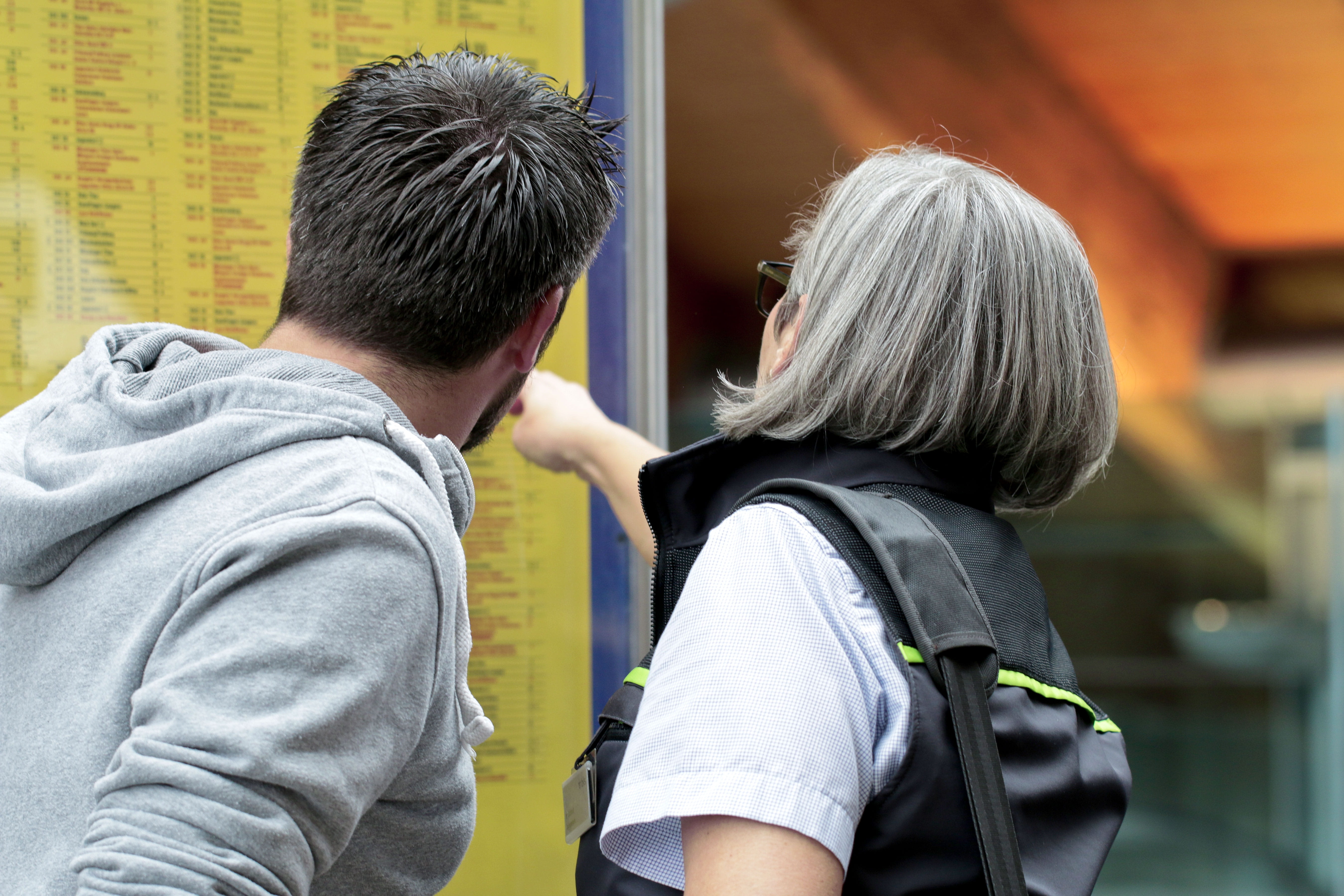 Fahrplantafel im Bahnhof Bern