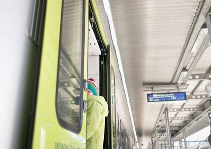 Junge steigt in BLS-Zug ein