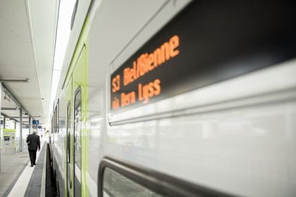 Doppelstock-Zug Mutz am Bahnhof