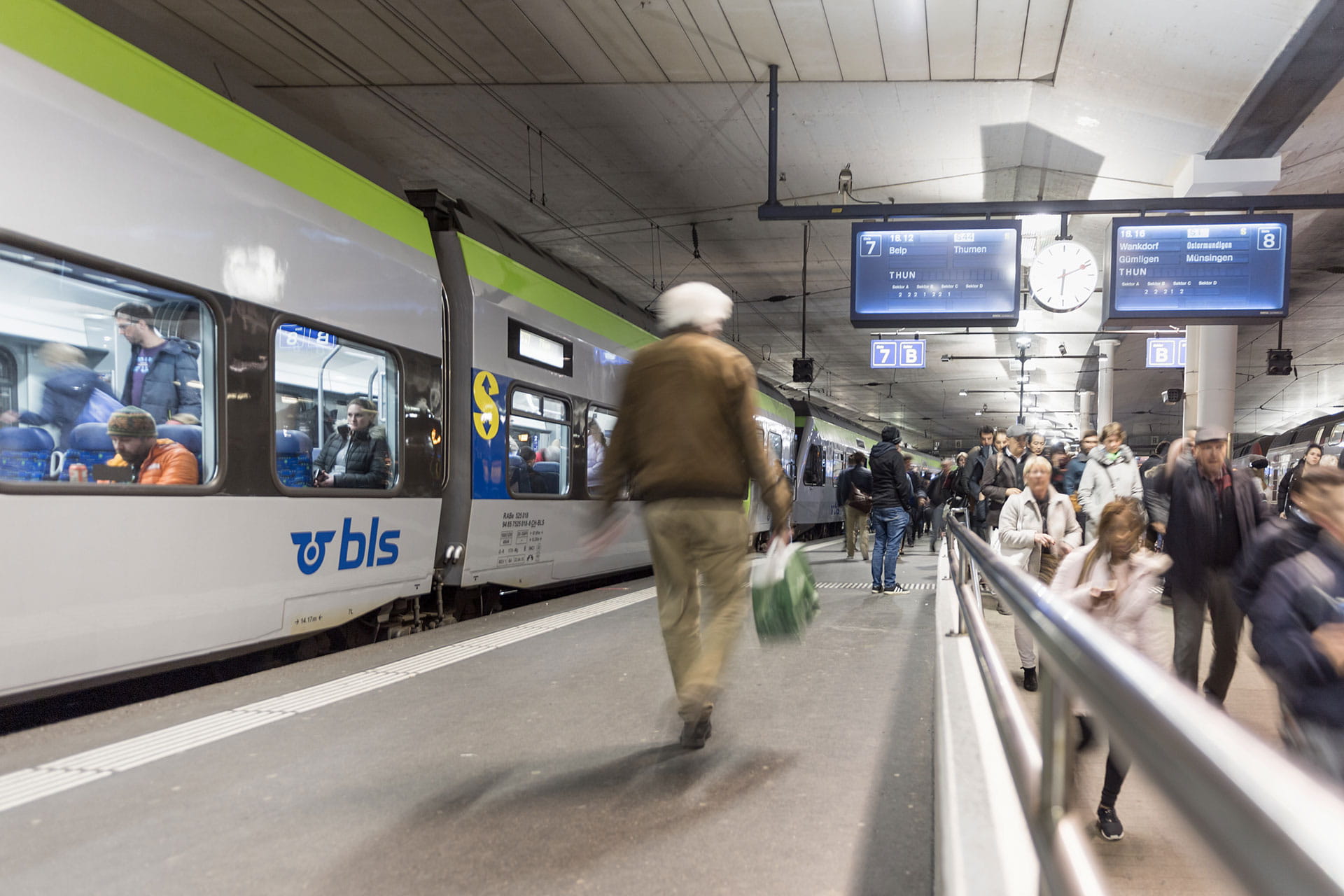 S-Bahn-Zug und Pendler im Bahnhof Bern