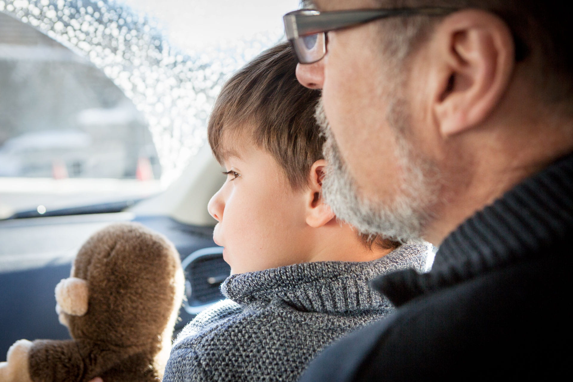 autoverlad-knabe-grossvater