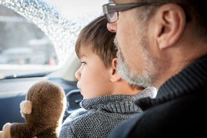 autoverlad-knabe-grossvater