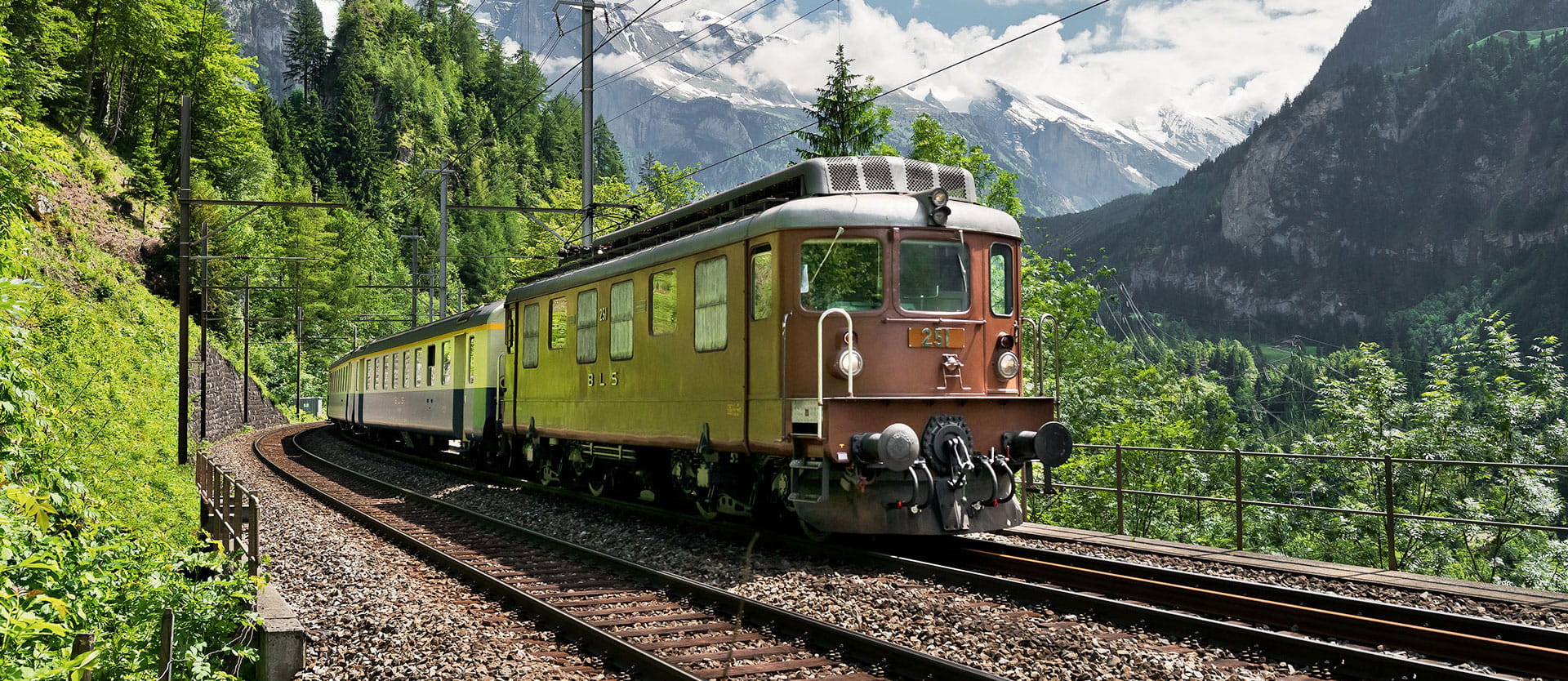 Historische Lokomotive Ae 4/4 zwischen Blausee und Felsenburg