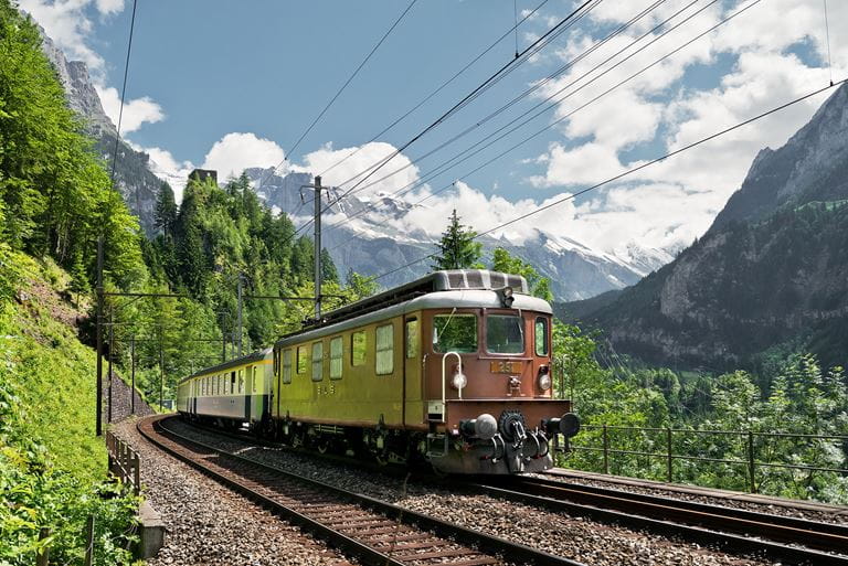 Historische Lokomotive Ae 4/4 zwischen Blausee und Felsenburg