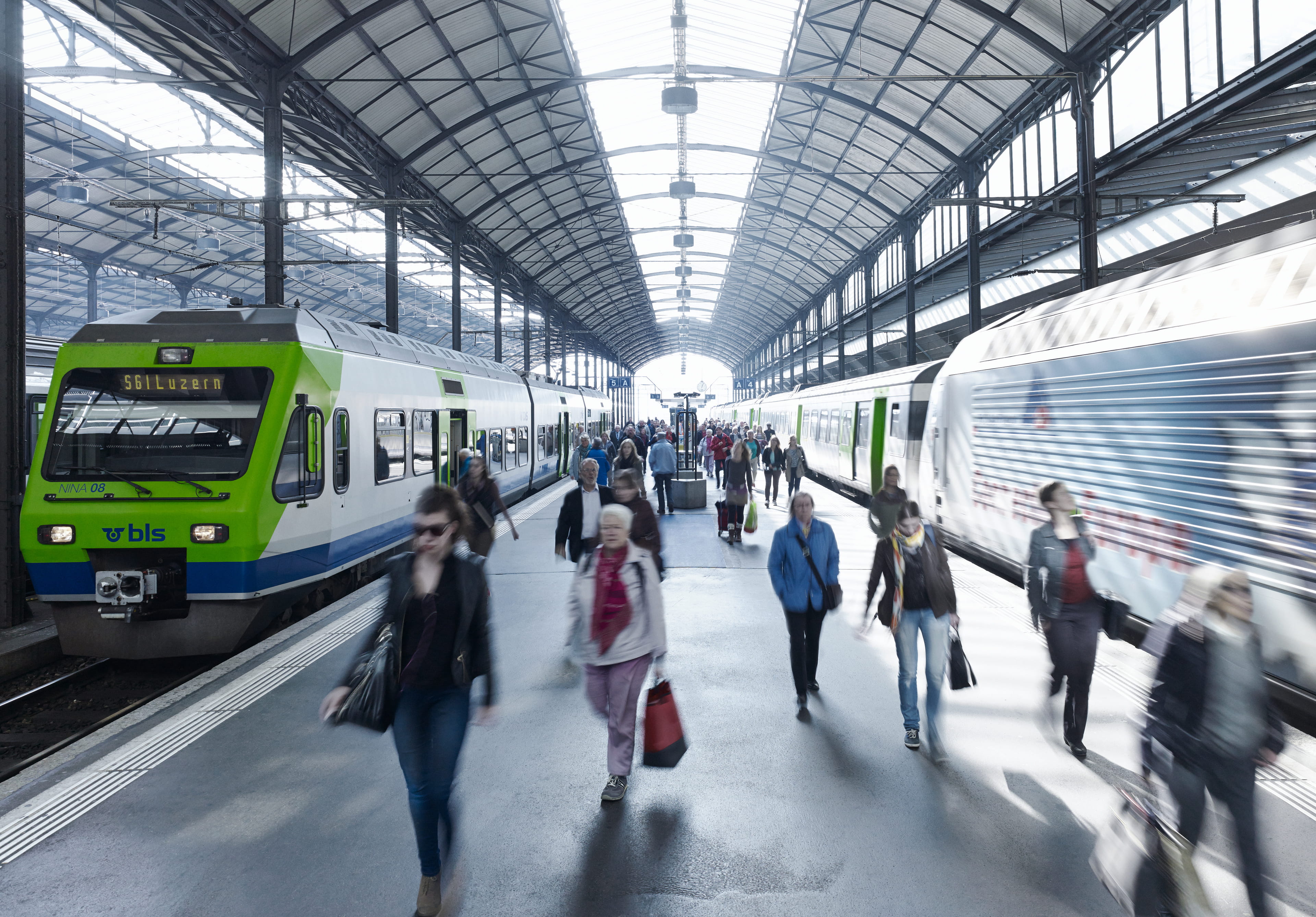 Regionalverkehr SBahn Perfekt verbunden mit Bern und