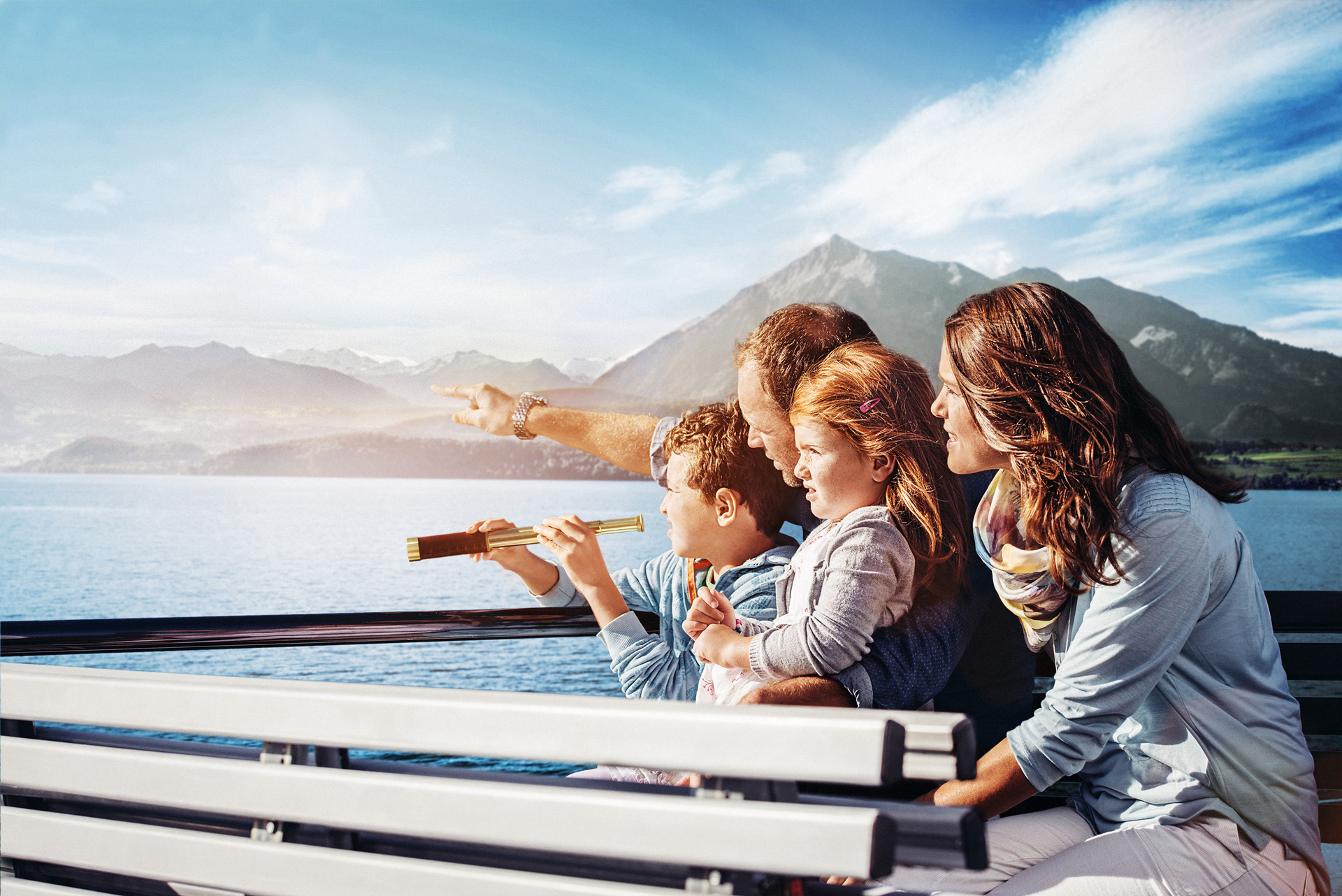 Familie auf dem Thunersee mit Sicht auf den Niesen