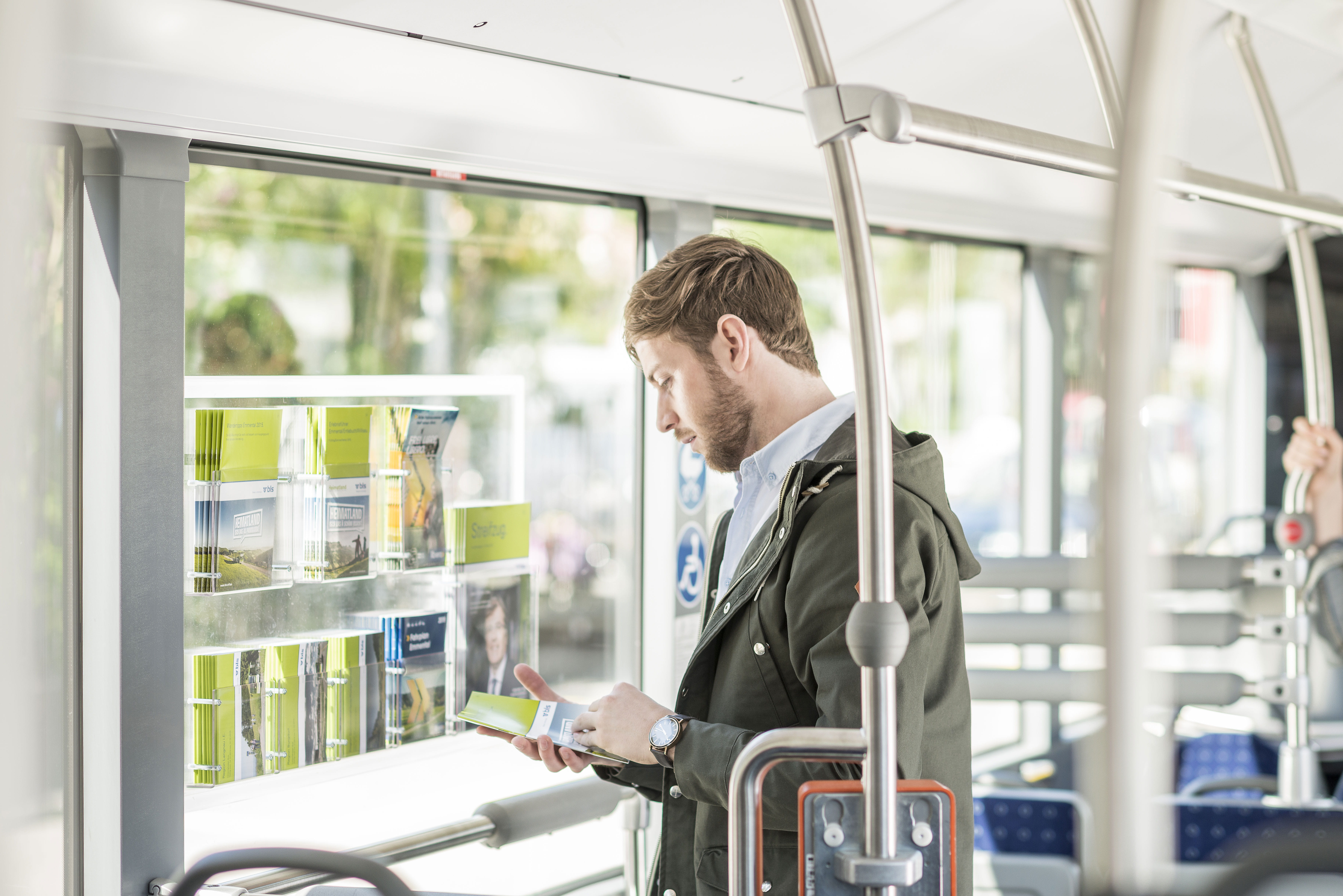 Pendler im Bus vor Dispenser, Burgdorf