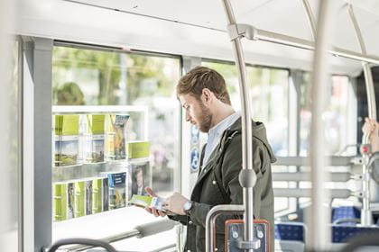 Pendler im Bus vor Dispenser, Burgdorf