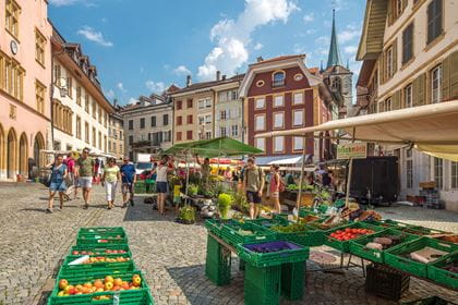 Gemüsemarkt in der Bieler Altstadt Gemüsemarkt in der Bieler Altstadt