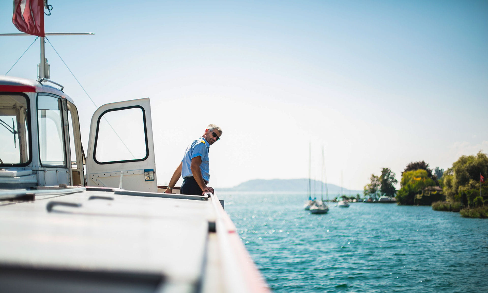 Kapitän am Steuer auf dem Bielersee