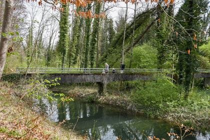 Rätselweg Bibersuche Aarberg-Lyss Rätselweg Bibersuche Aarberg-Lyss: Familie auf einer Bruecke in der Natur