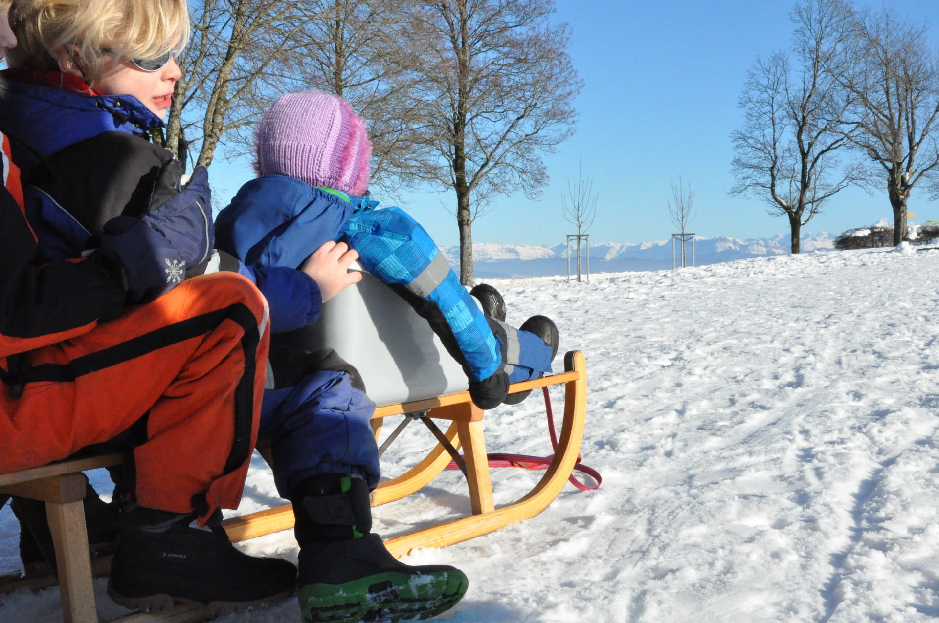 Mit dem Holzschlitten auf dem Gurten