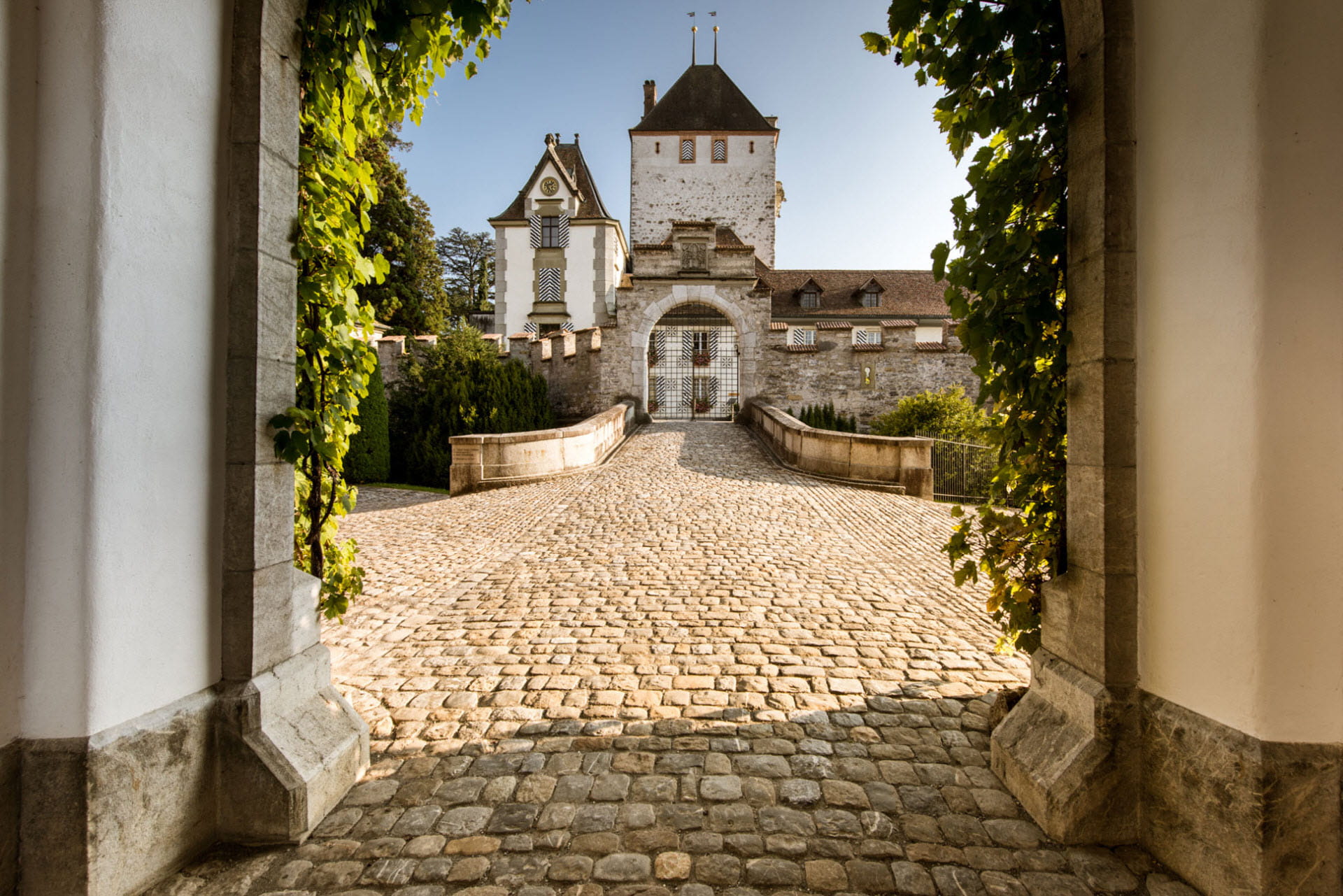 Schlosseingang vom Schloss Oberhofen am Thunersee