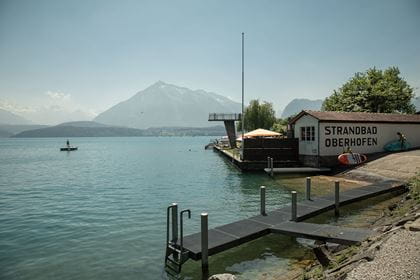 Strandbad Oberhofen - Sicht zum Niesen Strandbad Oberhofen - Sicht zum Niesen