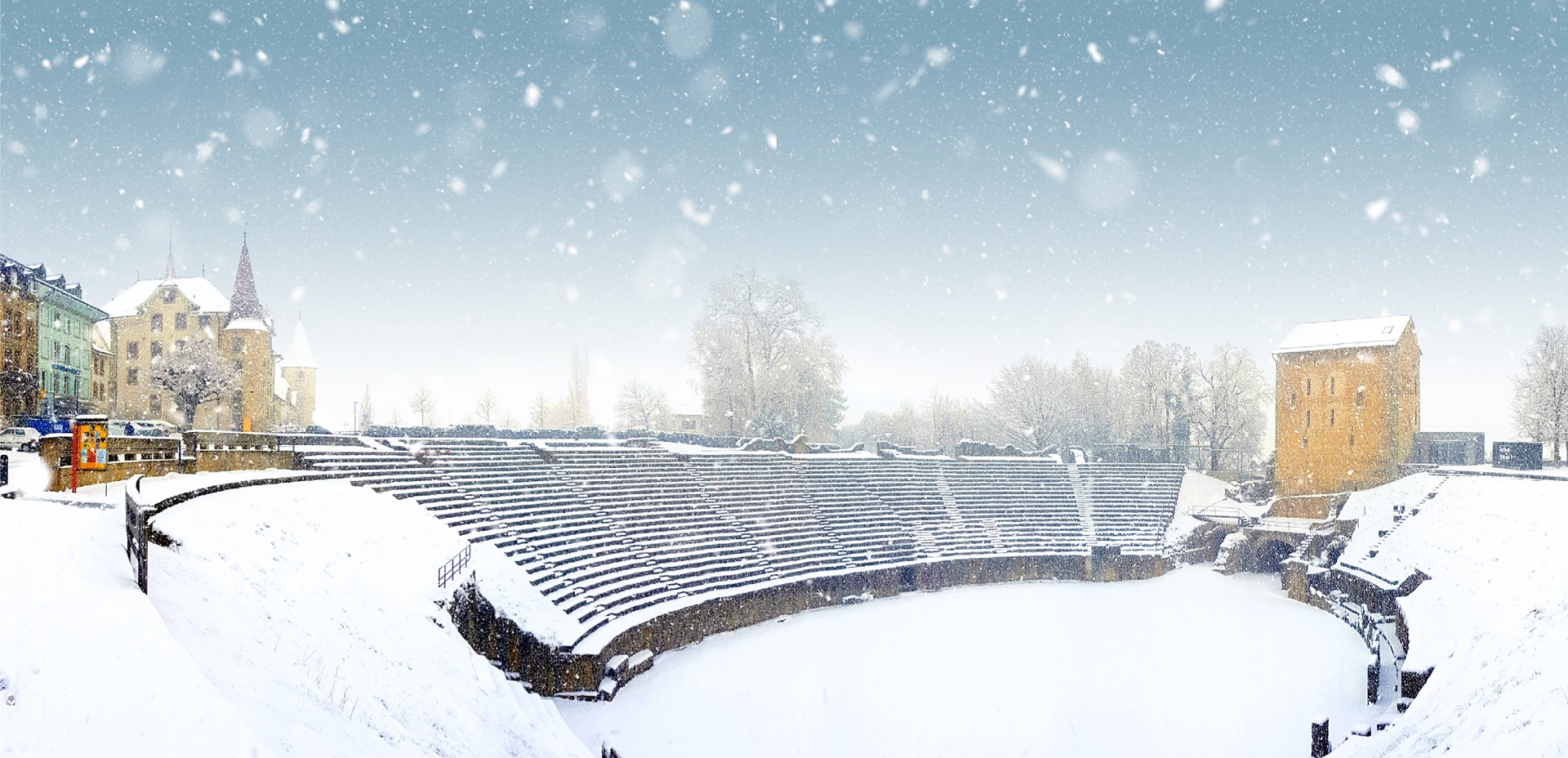 Die Stufen des Amphitheaters und die ganze Arena sind schneebedeckt.