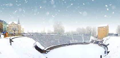 Panoramabild des schneebedeckten Amphitheaters