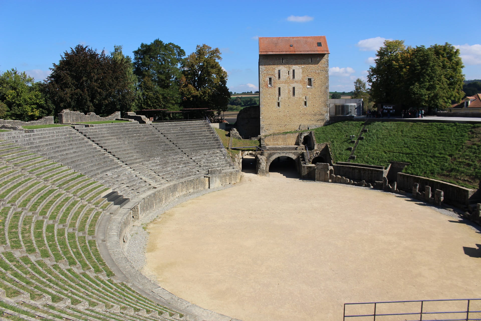 Blick ins Amphitheater und aufs Römermuseum, welches sich im Turm befindet und unter anderem die Kopie der Goldbüste von Kaiser Marc Aurel zeigt.