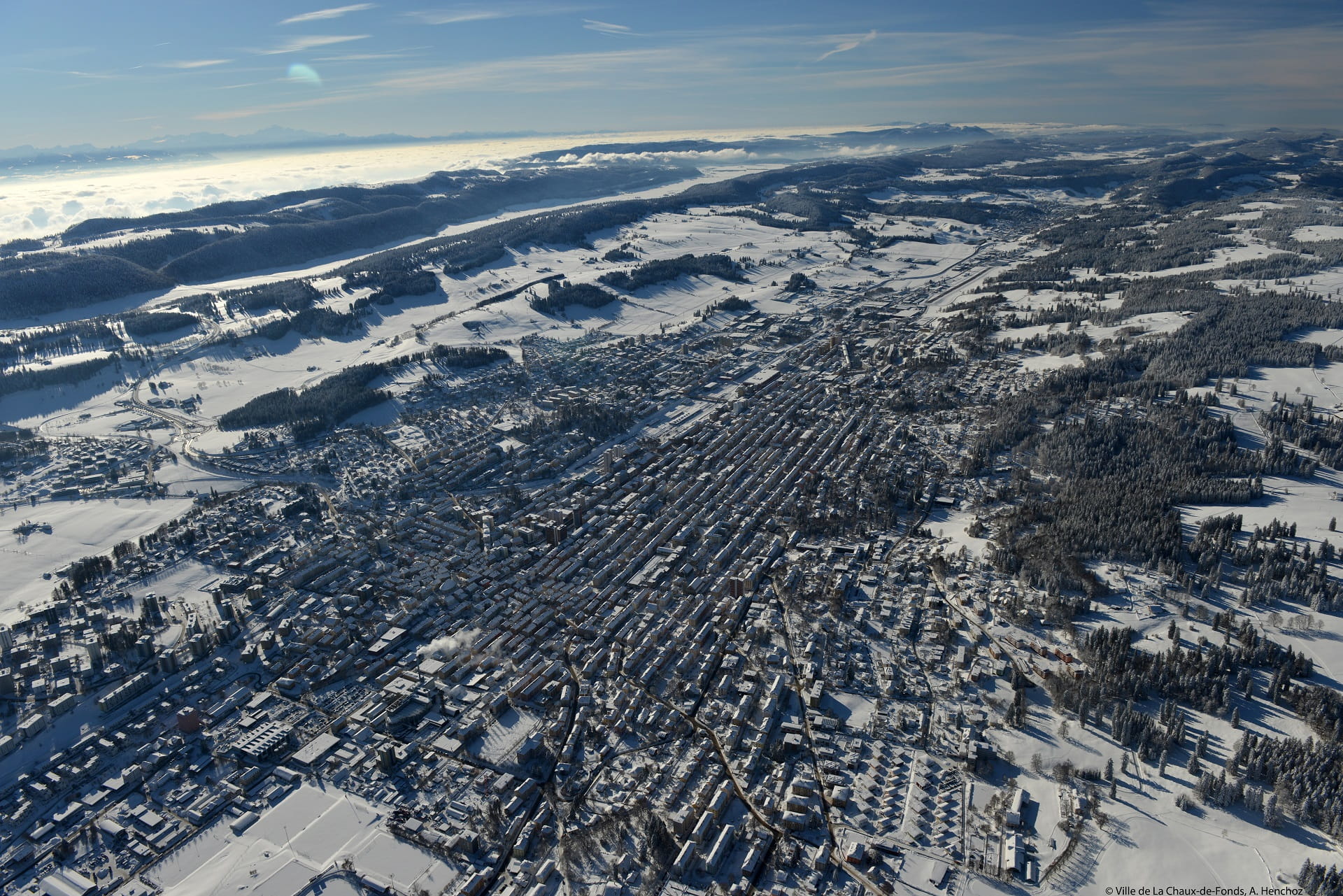 Vue d'ensemble de la métropole horlogère de La Chaux-de-Fonds en hiver