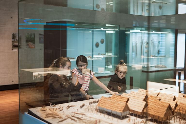 Kinder in der Ausstellung im Laténium Kinder in der Ausstellung im Laténium