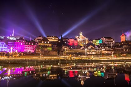 Am Murten Licht-Festival erstrahlt die ganze Stadt in farbigem Licht. Lassen Sie sich von den romantischen Lichtanimationen verzaubern.