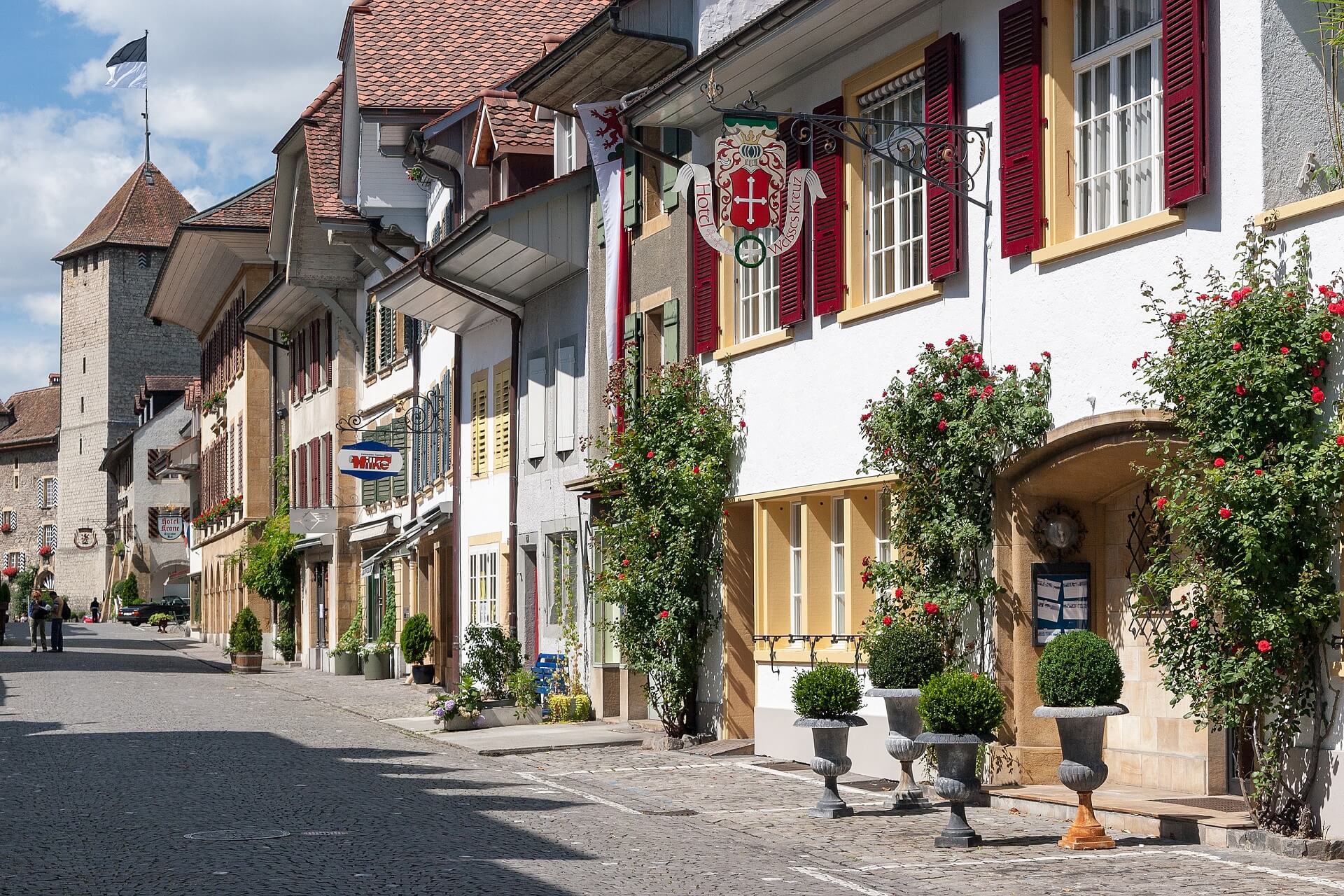 Rathausgasse mit Schloss und Hotel in Murten